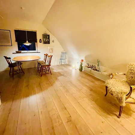 Charming Rooftop In Uhre דירה *